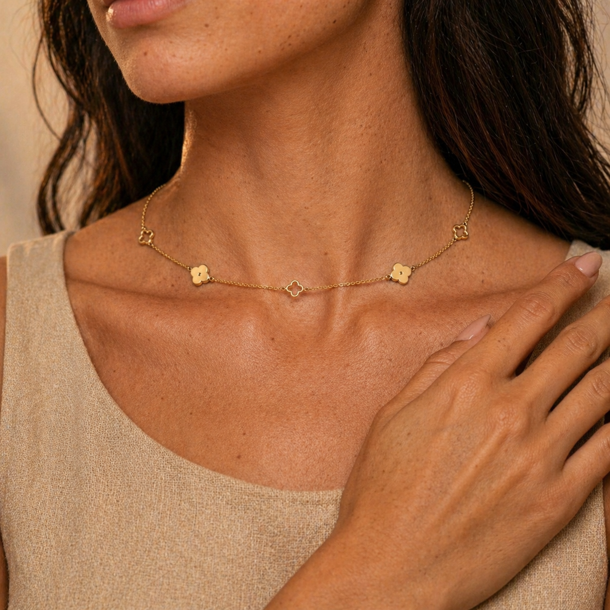 womens-clover-station-choker-4.png